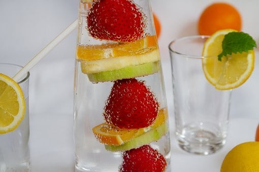 Obst in einem Wasserglas