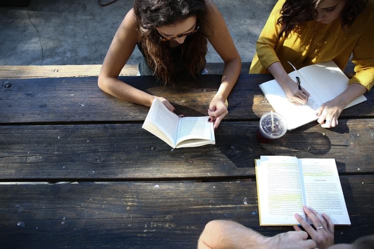 Junge Menschen die zusammen für ihre Ausbildung lernen