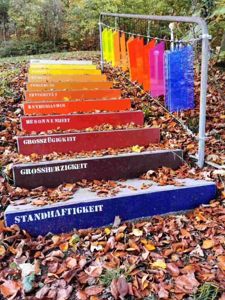 Bunte Treppenstufen mit guten Attributen auf jeder Stufe.