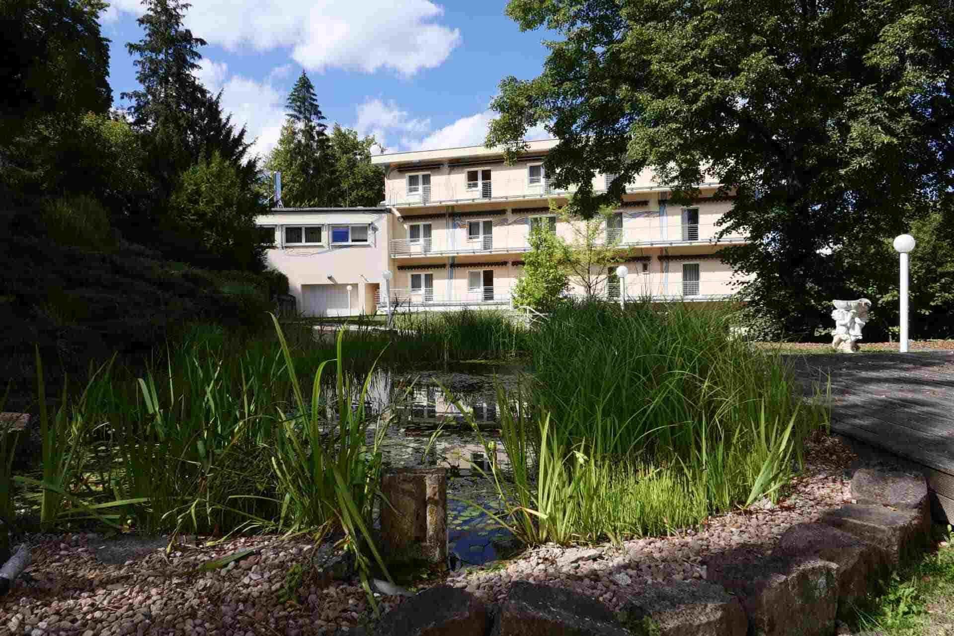 Wasserteich vor der Klinik.