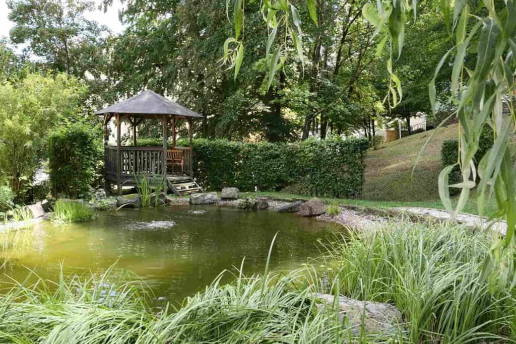 Pavillon an einem Teich.