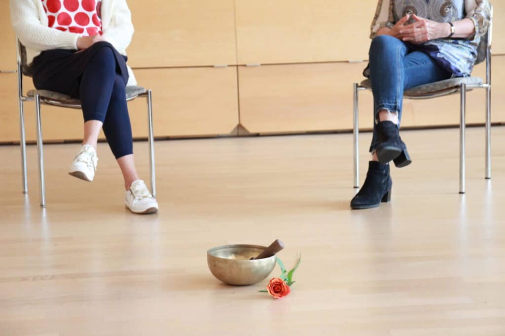 Klangschale und Rose mitten in einem Raum.