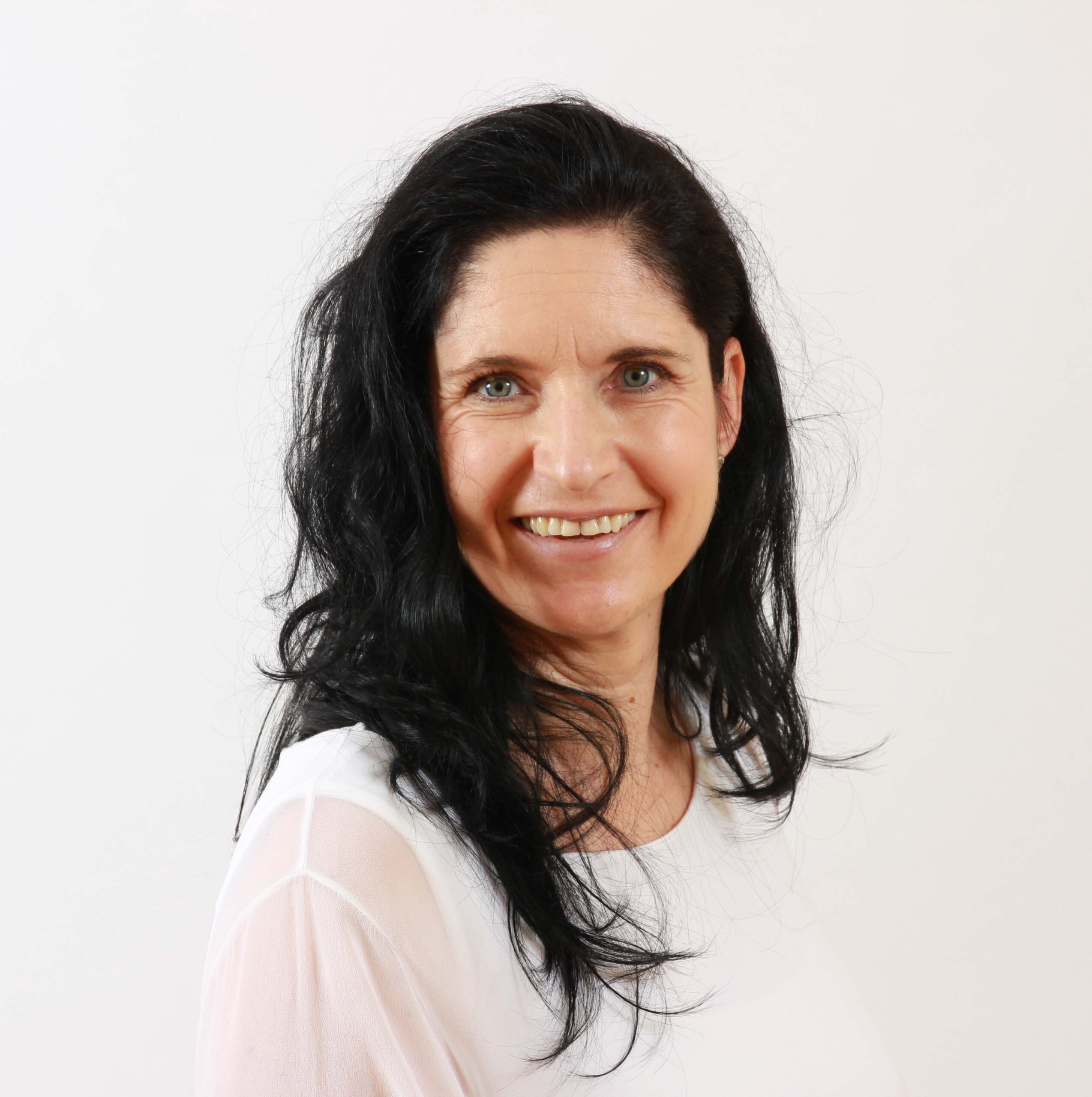 Frau lächelt freundlich.